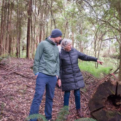 Sue und Samir über dem Wasserfall