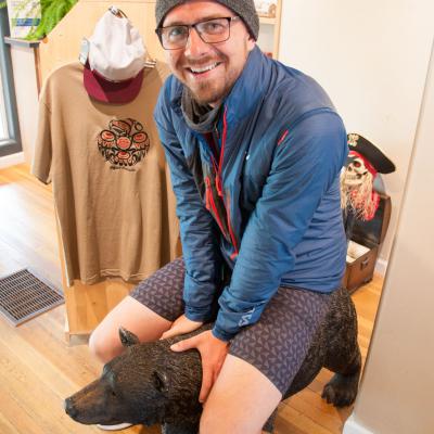 Samir reitet auf einem Bären daher