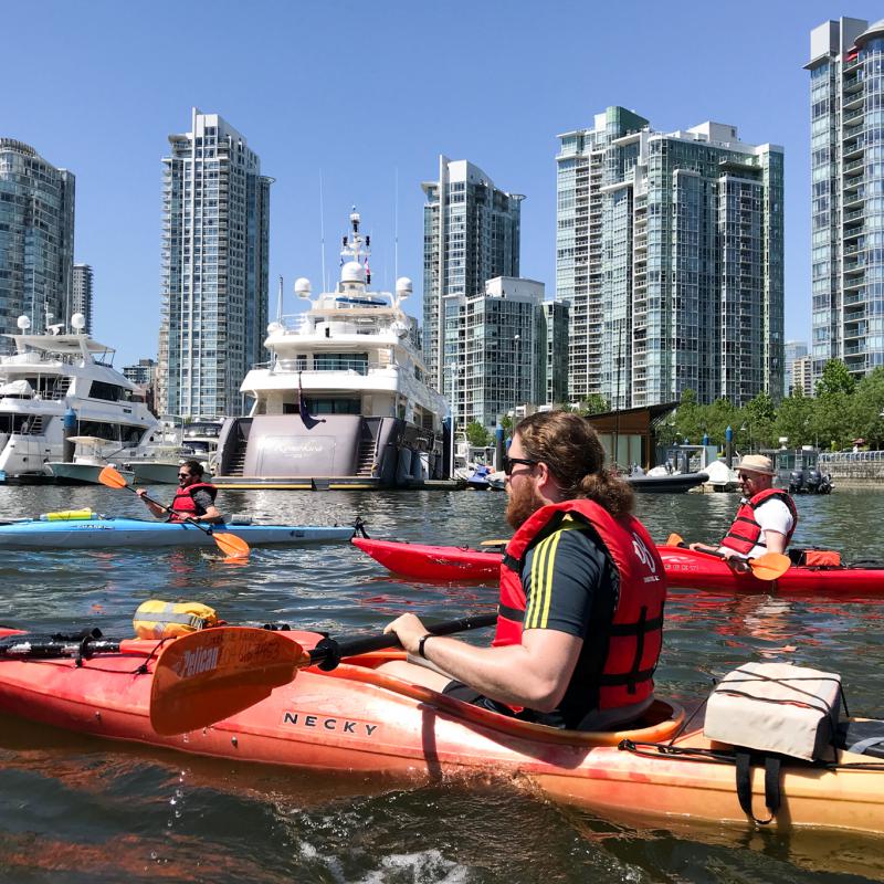 Kajakfahren im Hafen